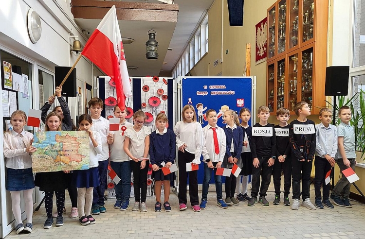 Szkoła Podstawowa Nr 51 W Gdyni Święto Niepodległości - Szkoła Podstawowa nr 51 w Gdyni
